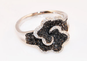 Кольцо из белого золота с бриллиантами и черными бриллиантами