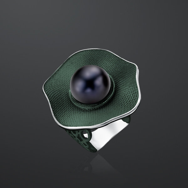 Кольцо с жемчугом на темно-зеленой эмали